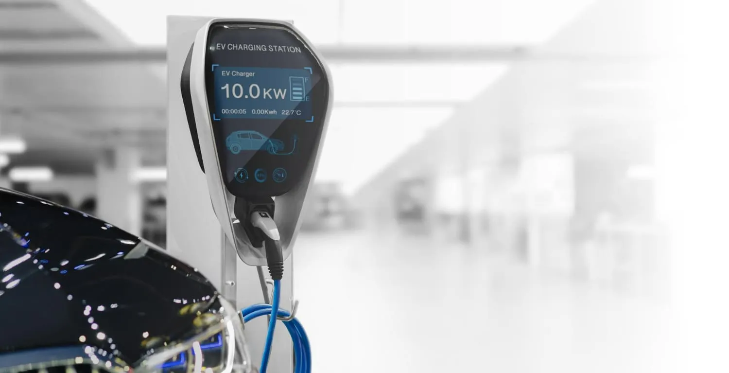 電動車正在連接一座室內充電站，螢幕顯示充電功率為 10.0kW，並顯示車輛圖示與相關資訊。